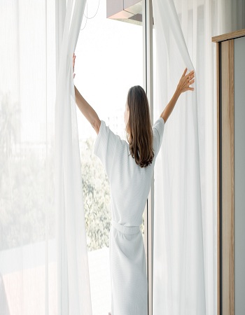How to choose the right fabric for your privacy curtain in Dubai
